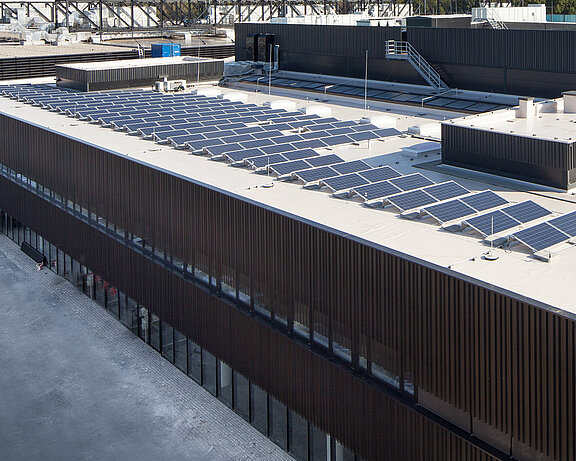 Perfekt angebrachte Solaranlagen am Dach sind nicht nur Platzsparend sondern bringen auch noch selbstproduzierten Strom.